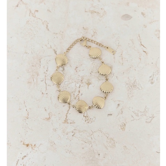 Chic Gold Shell Bracelet - Picture 2 of 3